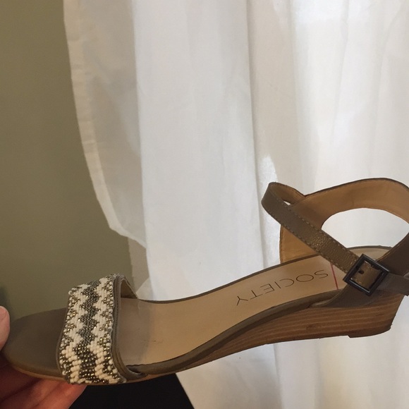 Size 8.5 slight heel sandals - Picture 2 of 3